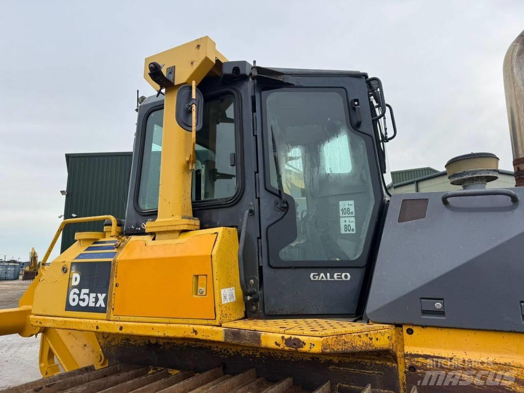 Komatsu D65EX-15 履帶推土機
