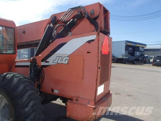 SkyTrak 10054 伸縮臂操作車