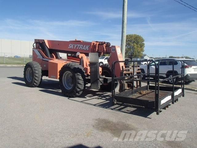 SkyTrak 10054 伸縮臂操作車