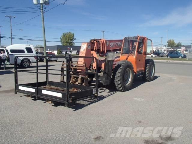 SkyTrak 10054 伸縮臂操作車