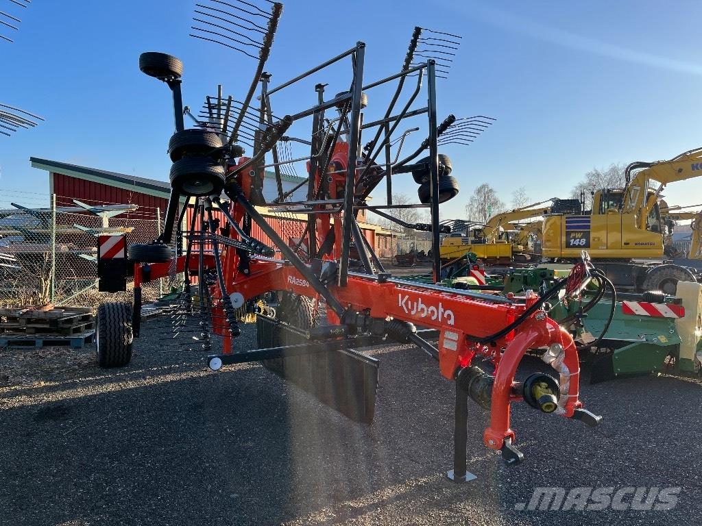 Kubota RA2584 堆草機