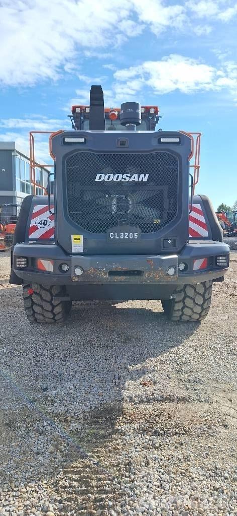 Doosan DL 320-7 輪胎式裝載機