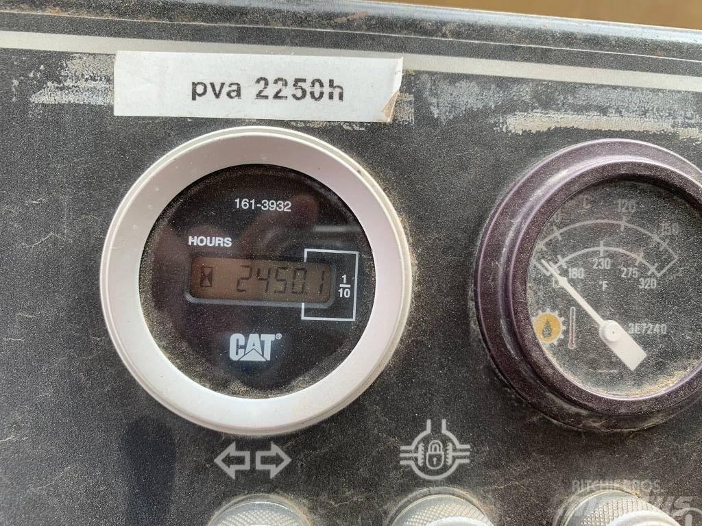 CAT PS 300 B 膠輪滾壓機