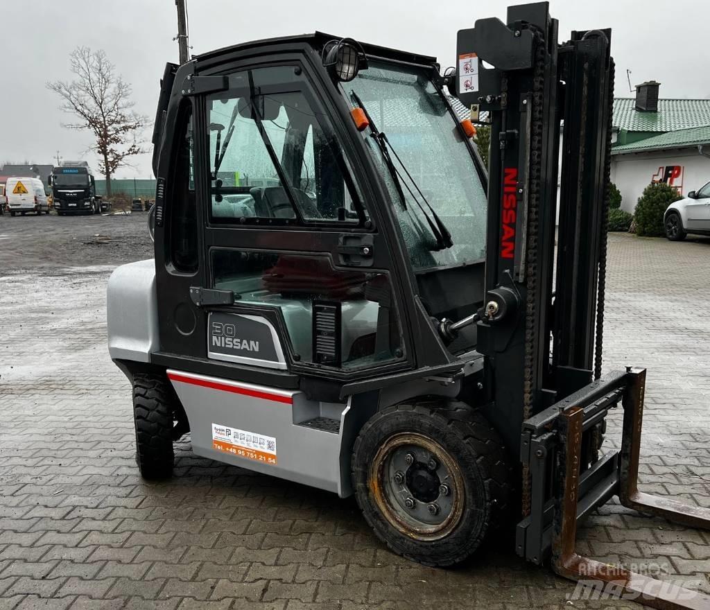 Nissan UG1D2A30LQ 液化石油氣LPG卡車