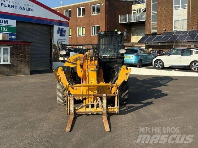 JCB 535-125 伸縮臂操作車