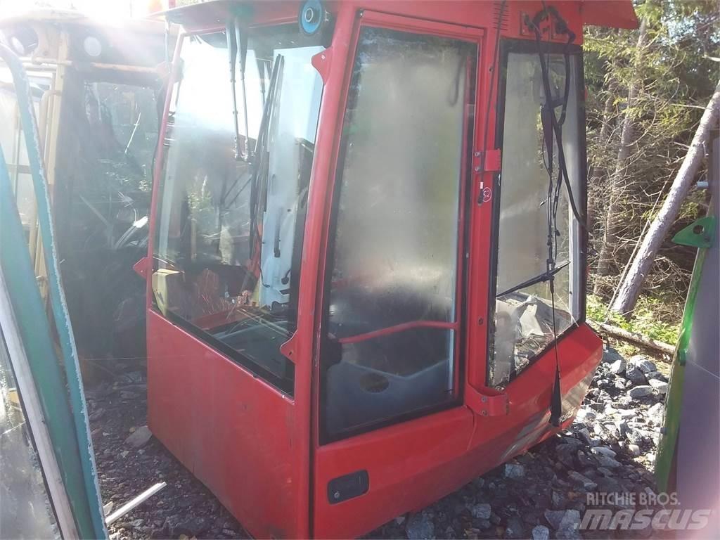 Komatsu 895 駕駛室與內部