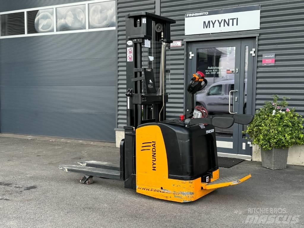 Hyundai 15ESR 自走式堆積機
