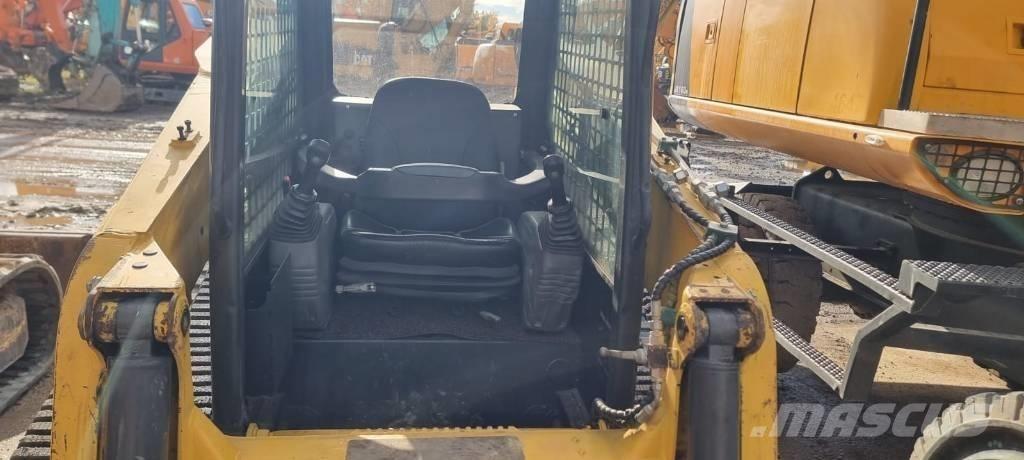 Komatsu CK 35-1 滑移轉向裝載機