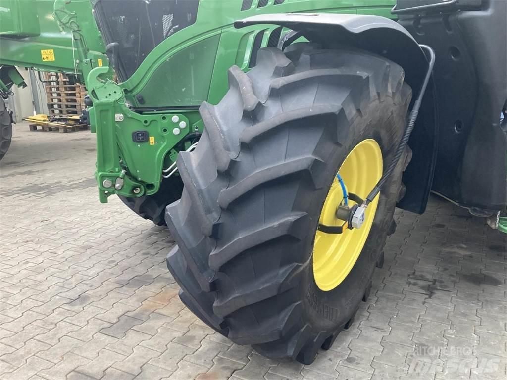 John Deere 6215R 曳引機