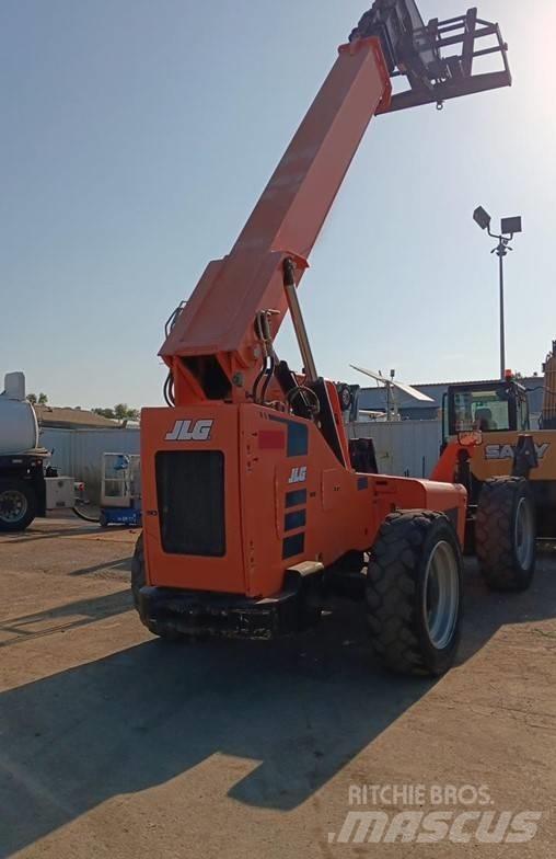 SkyTrak 10054 伸縮臂操作車