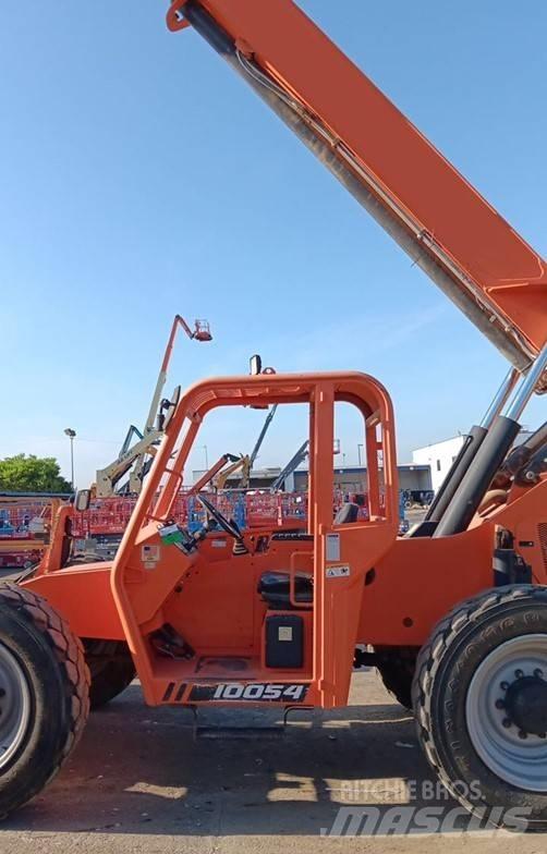 SkyTrak 10054 伸縮臂操作車