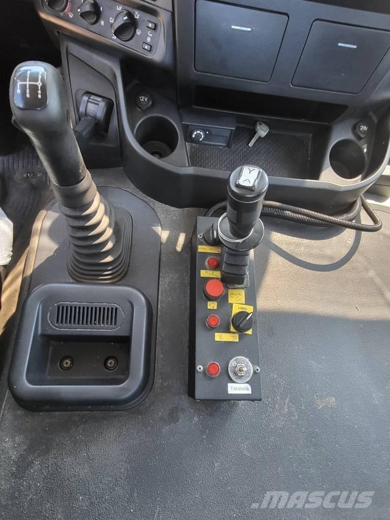 Iveco Stralis-360 平板 / 絞盤 卡車