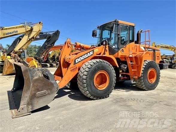 Doosan DL300 輪胎式裝載機