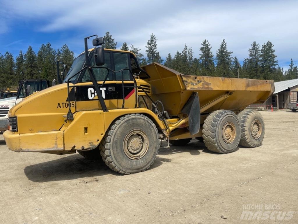 CAT 725 鉸接式起吊車