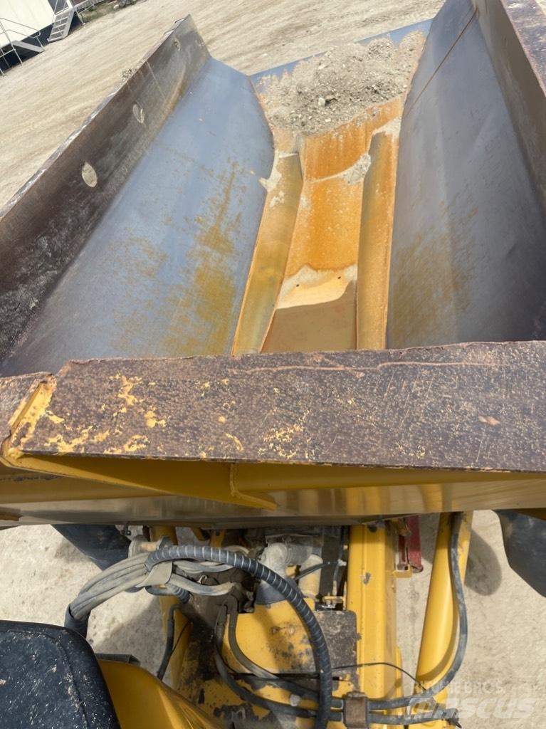 CAT 725 鉸接式起吊車