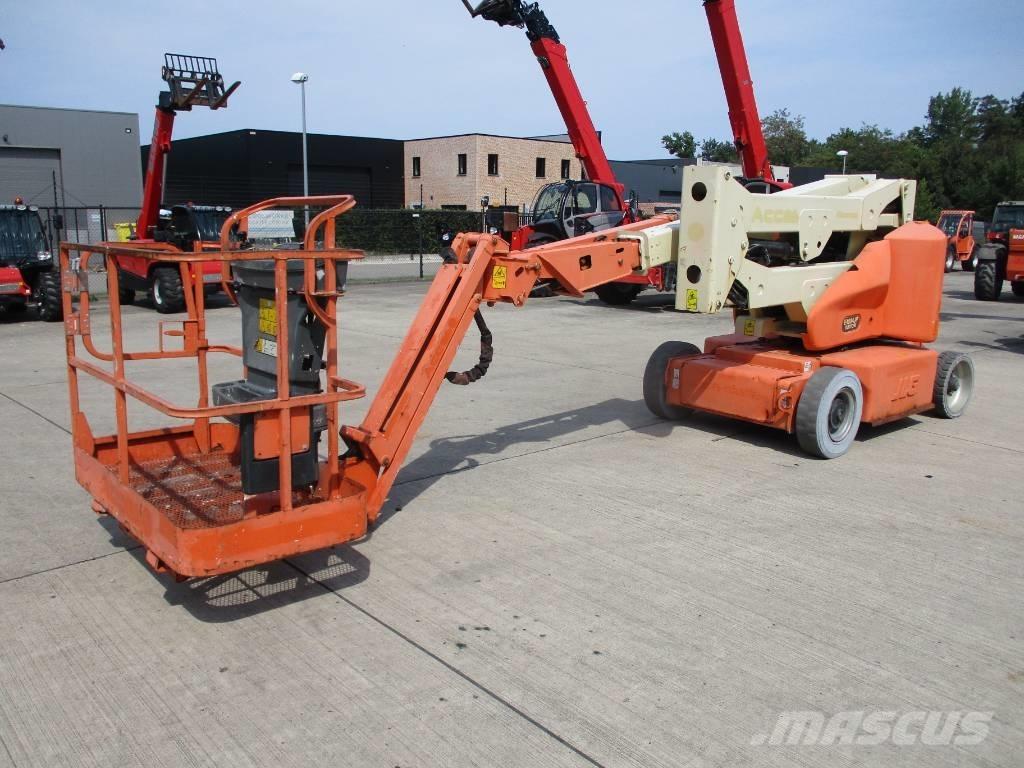 JLG E400 AJPN (745) 緊湊型自走式伸縮臂式升降機