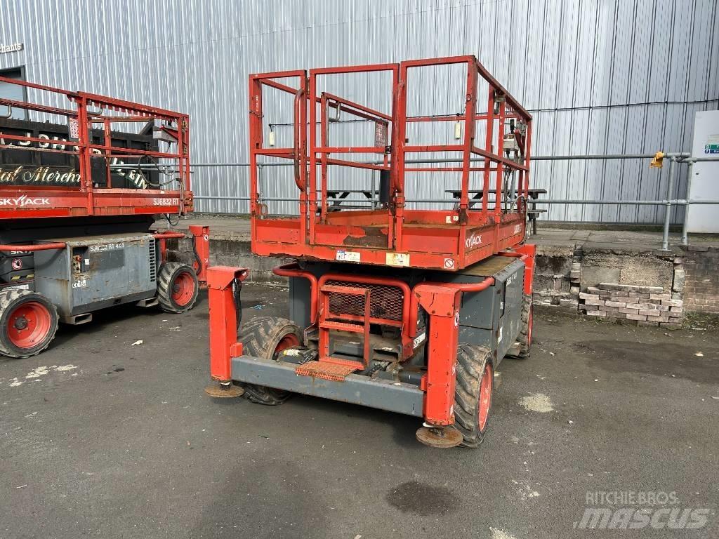 SkyJack SJ 6826 RT 剪式升降機