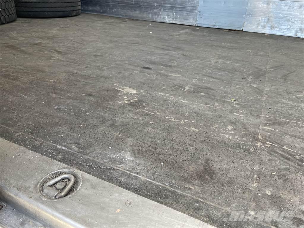 Volvo FL240 4x2 貨箱式卡車