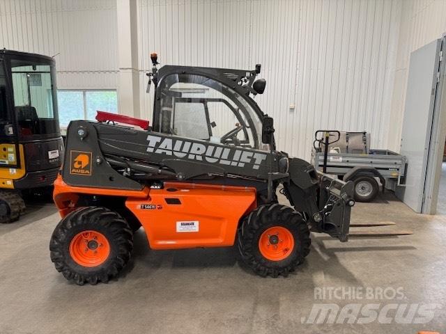 Ausa T 144 H 伸縮臂操作車