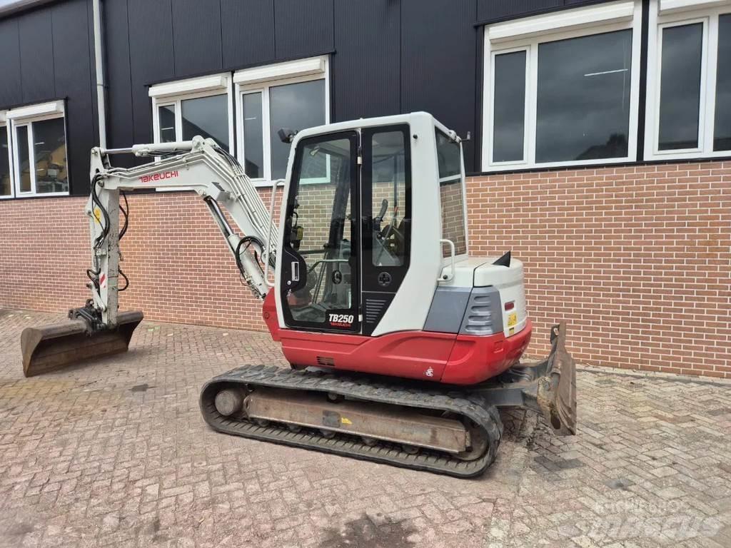 Takeuchi TB250 小型挖土機/掘鑿機<7t(小型挖掘機)