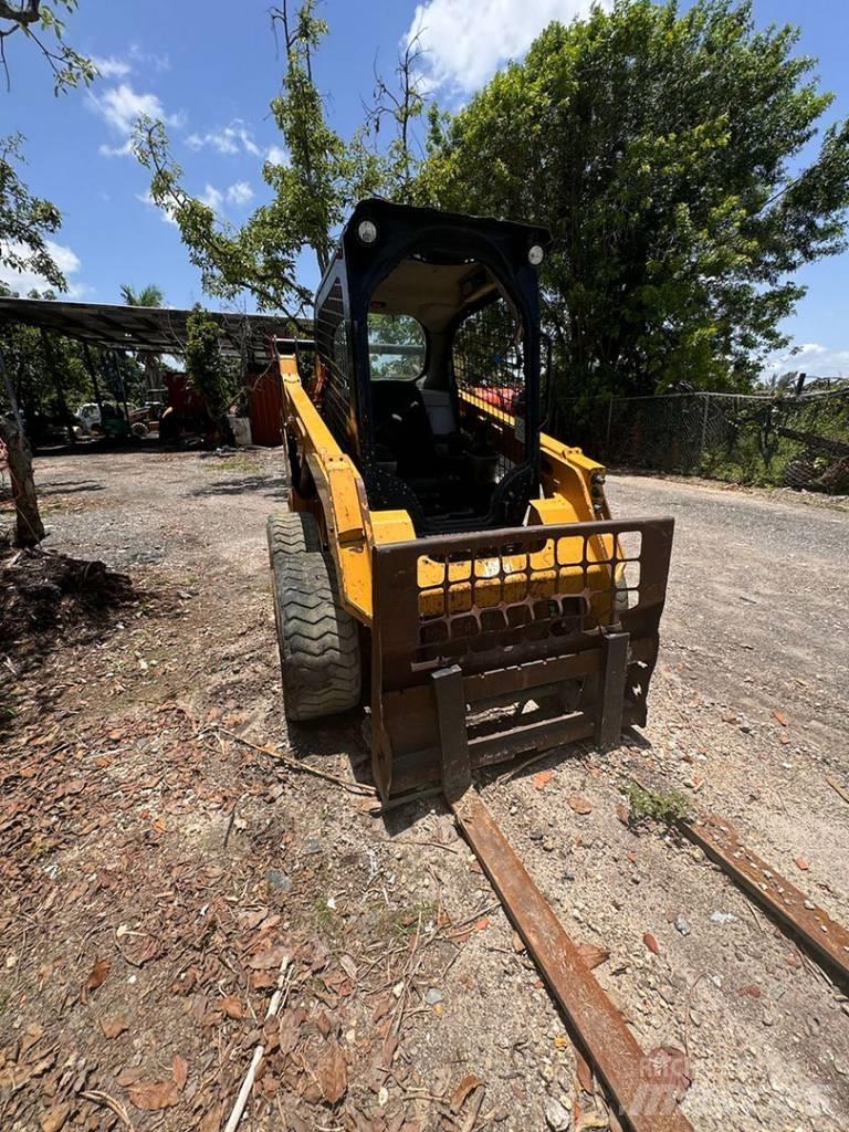 CAT 242 D 滑移轉向裝載機