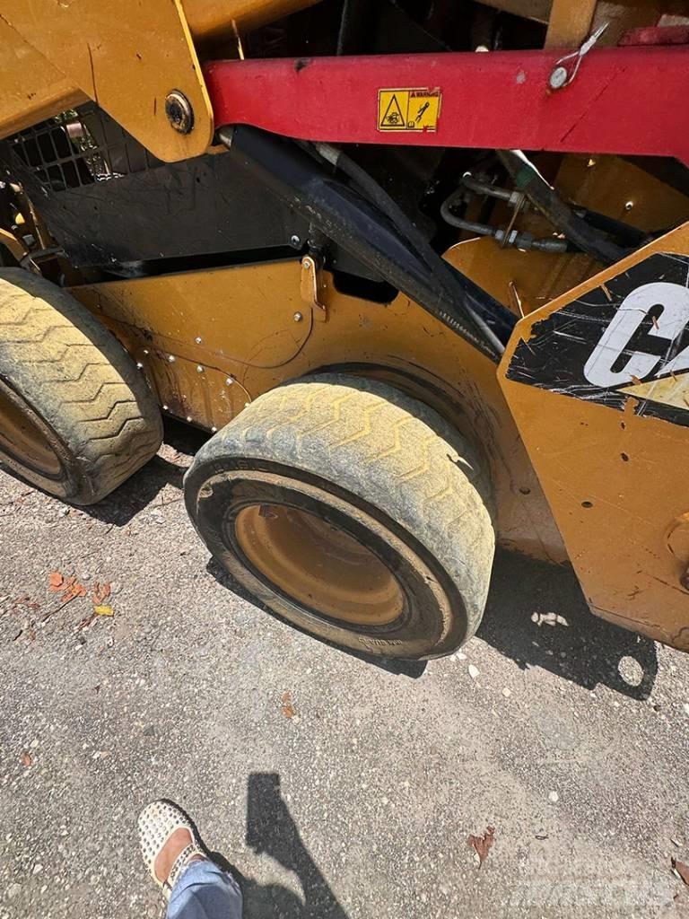 CAT 242 D 滑移轉向裝載機