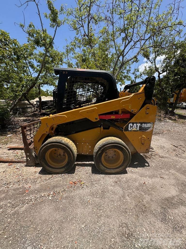 CAT 242 D 滑移轉向裝載機