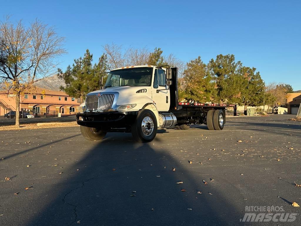 International 4300 平板式/側卸式卡車