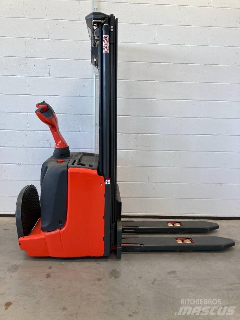 Linde L14P/1169 自走式堆積機