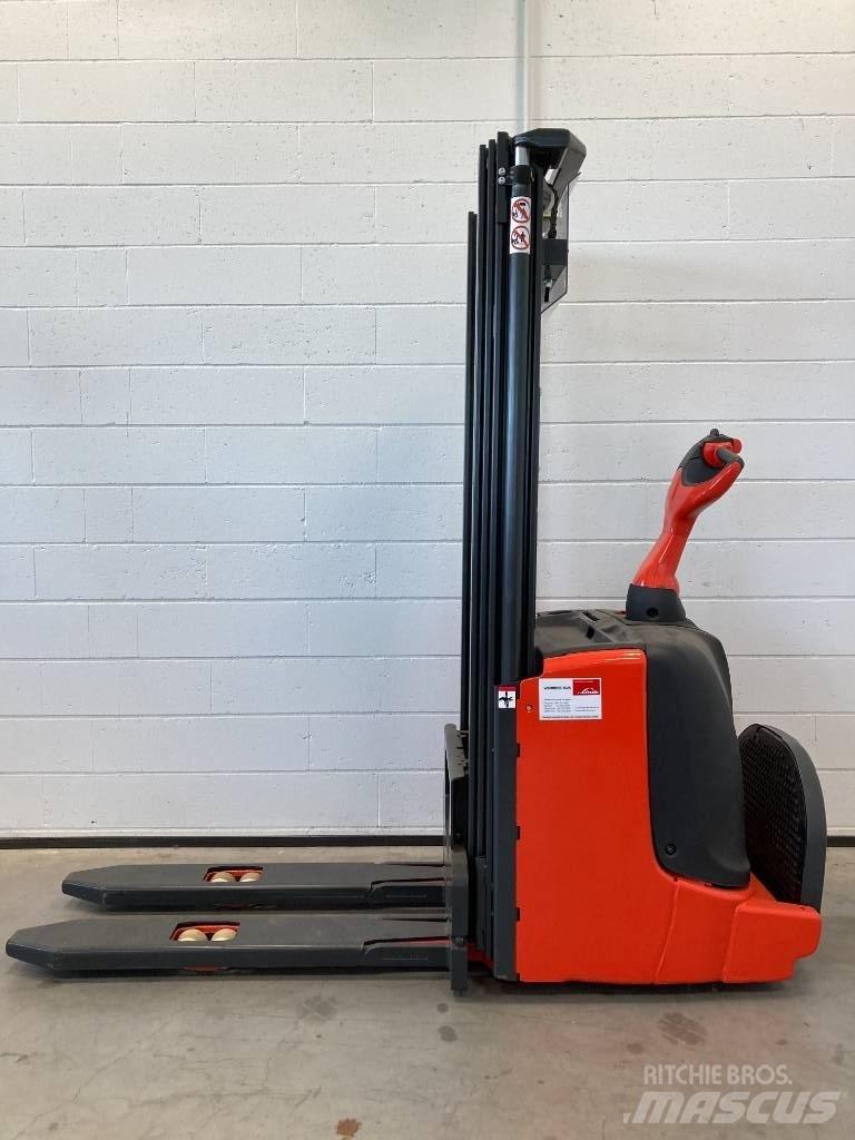 Linde L14P/1169 自走式堆積機