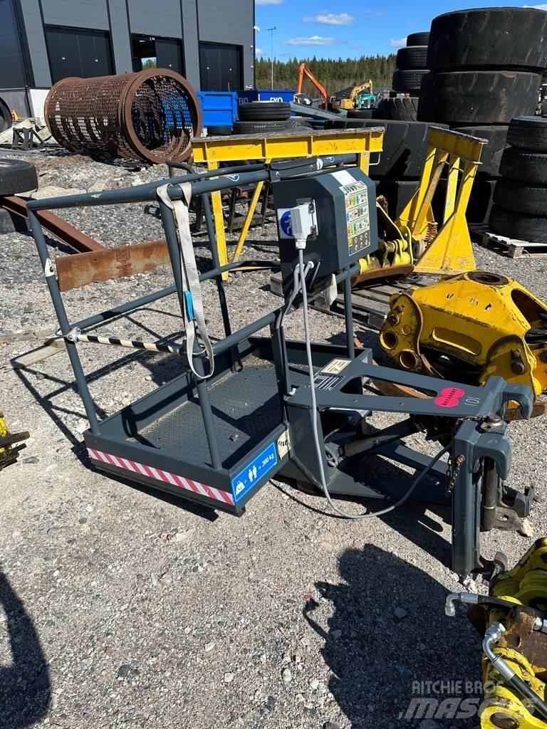 Merlo TF 38 伸縮臂操作車