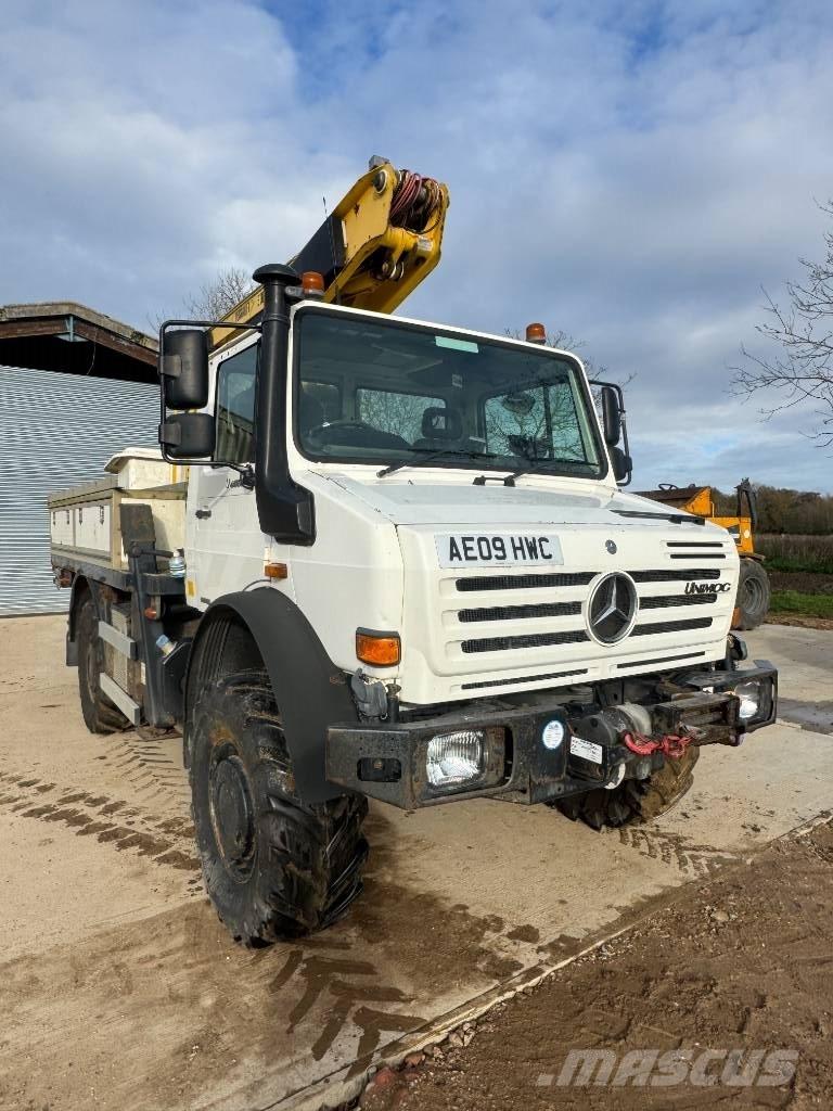 Mercedes-Benz unimog 卡車裝載高空作業車