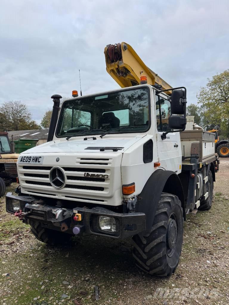 Mercedes-Benz unimog 卡車裝載高空作業車