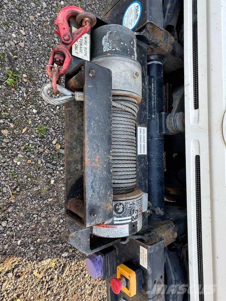 Mercedes-Benz unimog 卡車裝載高空作業車