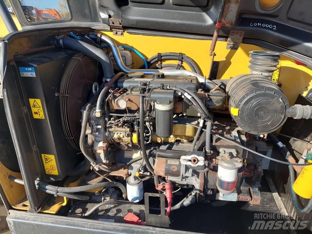 CAT TH 407 伸縮臂操作車