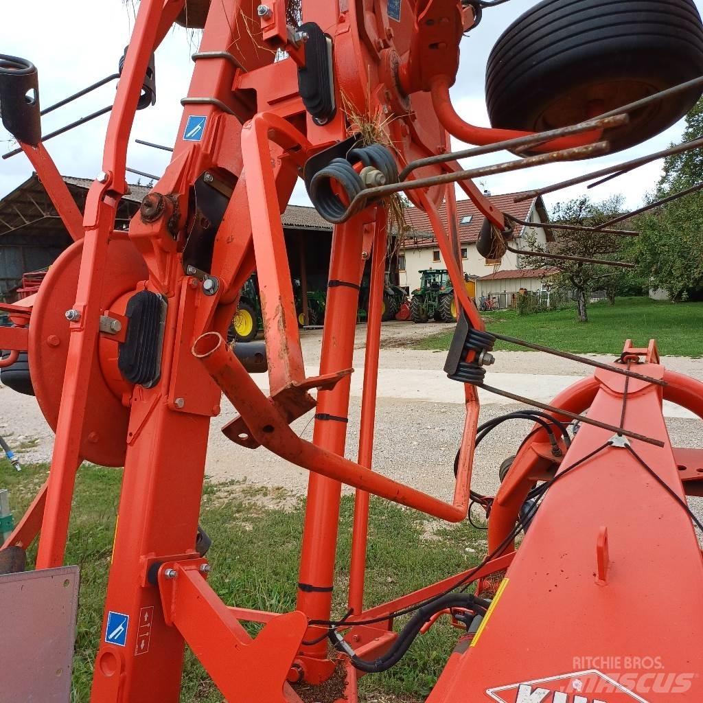Kuhn GF 8702 耙與翻草機