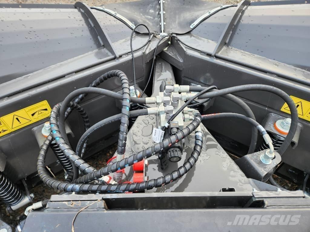 Pronar PUV 3300 M 刮雪板和犁