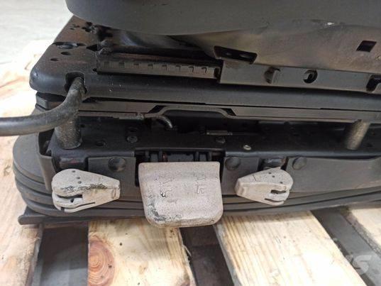 Valtra N 163 chair 駕駛室與內部