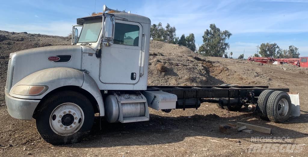 Peterbilt 335 傾卸式卡車