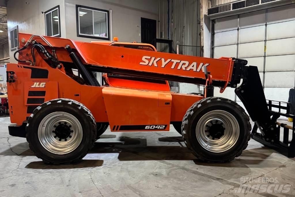 SkyTrak 6042 伸縮臂操作車