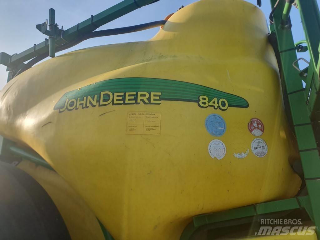 John Deere 840 牽引式噴霧機