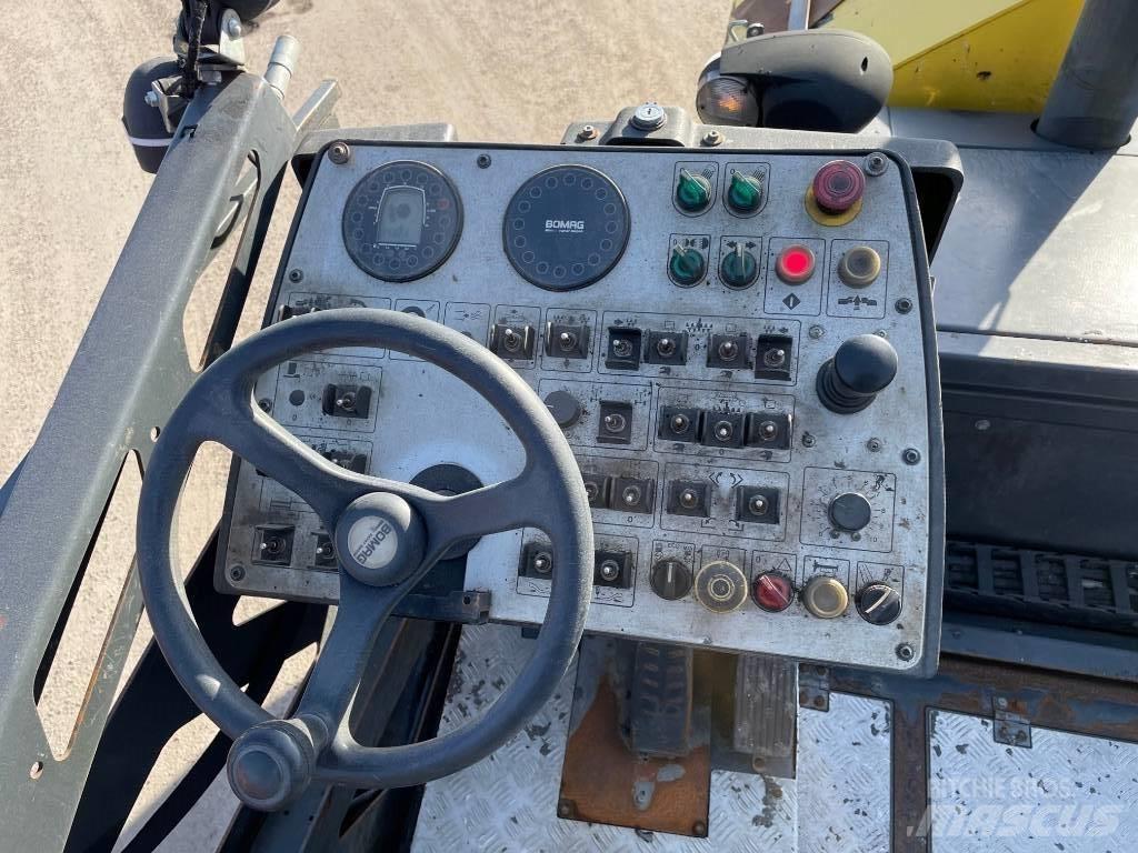 Bomag BF 300 P 瀝青攤舖機/鋪路機