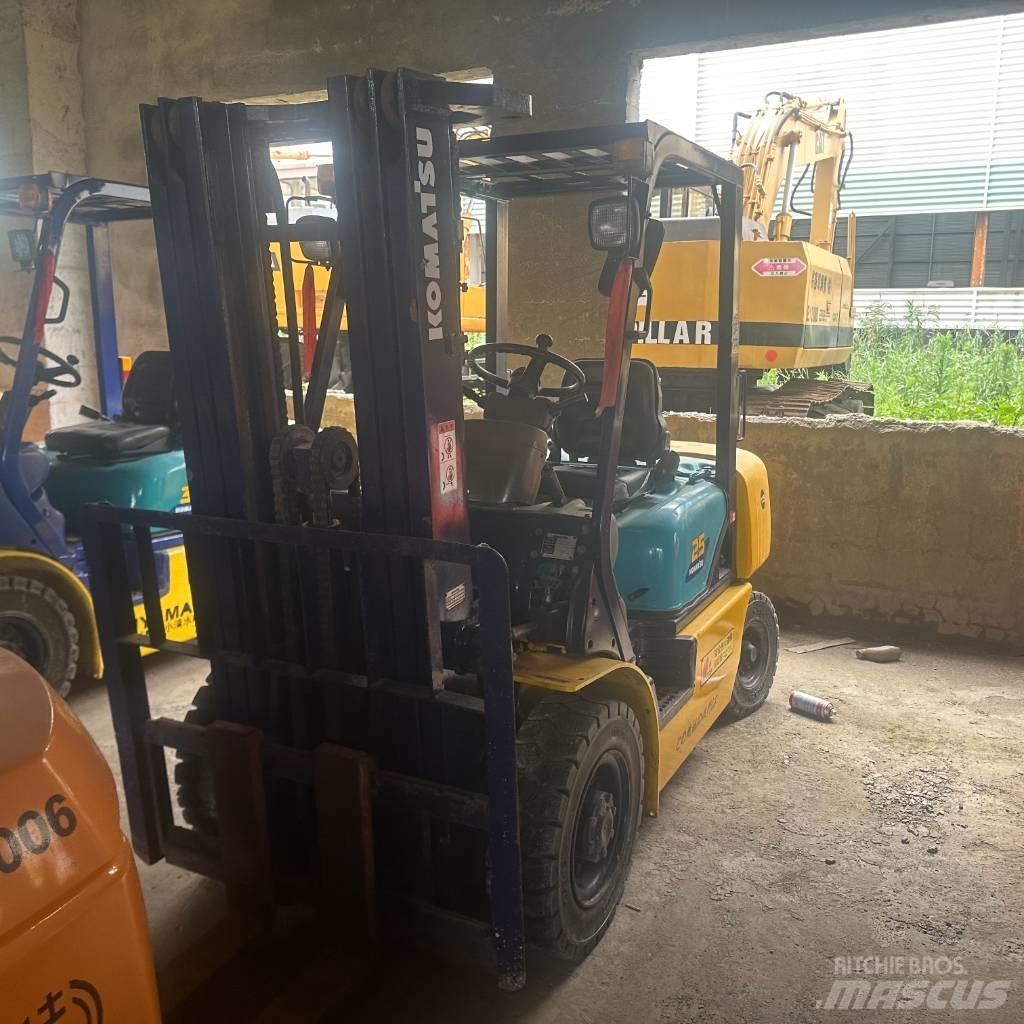 Komatsu F25T-14 柴油卡車