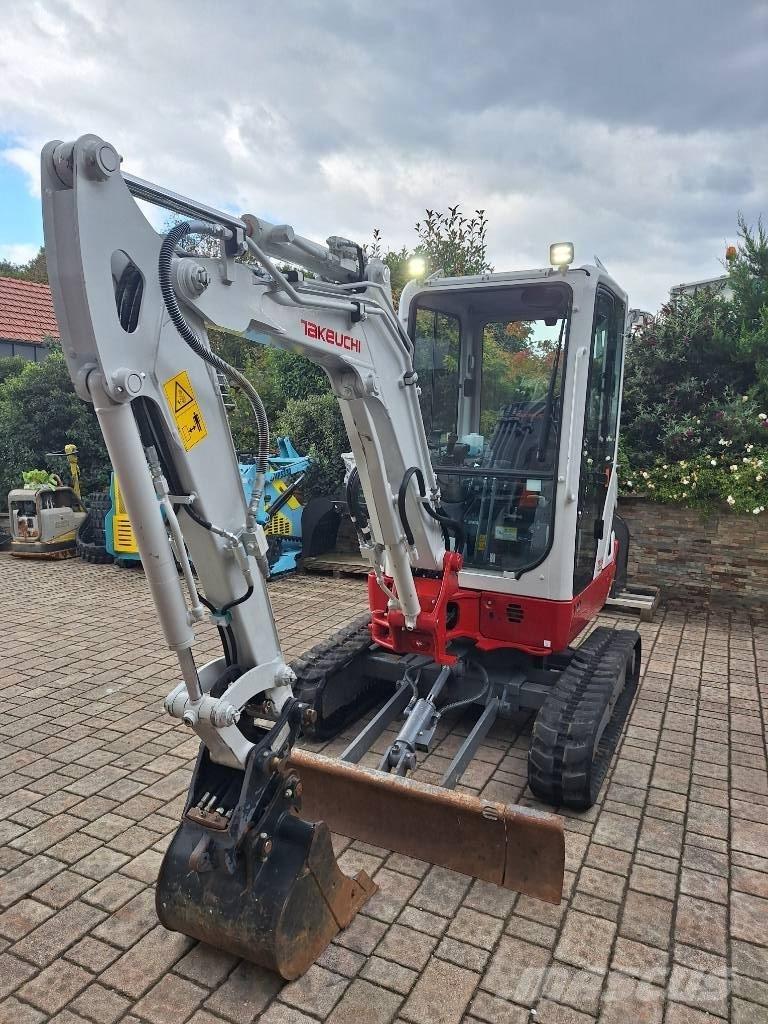 Takeuchi TB 225 小型挖土機/掘鑿機<7t(小型挖掘機)