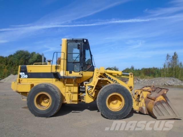 Komatsu WA 250 輪胎式裝載機