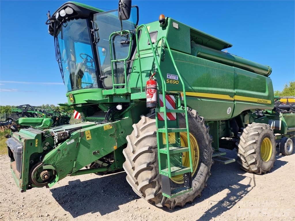 John Deere S690 聯合收穫機