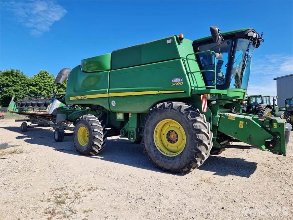 John Deere S690 聯合收穫機