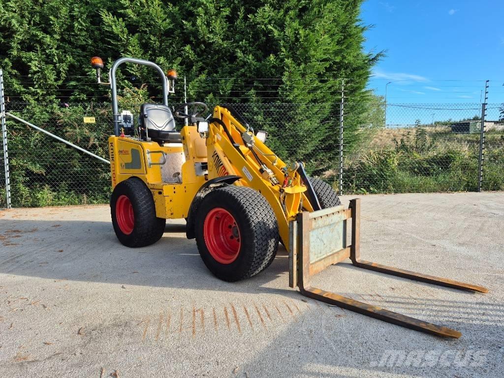 Knikmops KM 130 輪胎式裝載機