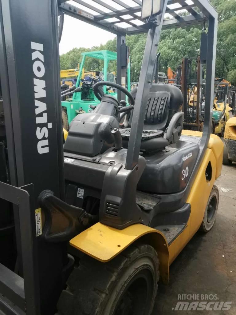 Komatsu 30 伸縮臂操作車