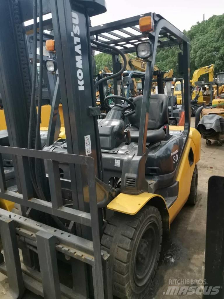 Komatsu 30 伸縮臂操作車